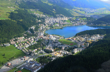 Fototapeta na wymiar Swiss Alps: Airshot from Lake St. Moritz | Schweizer Alpen: Luftaufnahme von St. Moritz.