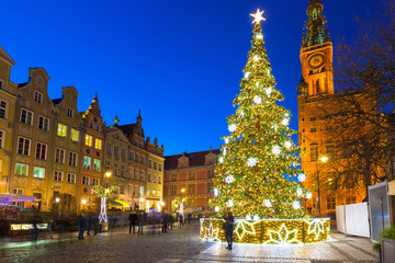 Fototapeta na wymiar Beautiful Christmas tree in old town of Gdansk, Poland