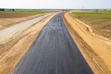 Primera capa asfaltica en la construccion de una autopista o autovia