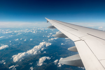Fototapeta na wymiar Flugreise über den Wolken