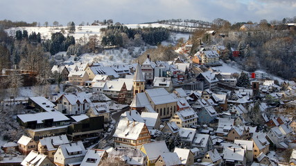Aussicht von oben auf verschneite Stadt Wildberg im Nordschwarzwald