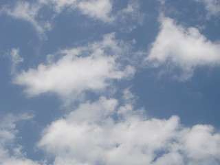 Fototapeta premium piękne błękitne niebo z chmurami w tle. Niebo chmury. Niebo z chmurami pogoda natura chmura niebieski. Błękitne niebo z chmurami i słońcem.