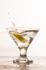 Maden suyu ve limon dilimi