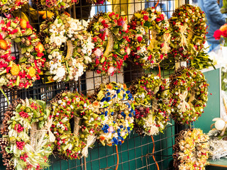 Swiąteczny kiermasz z ozdobami świątecznymi