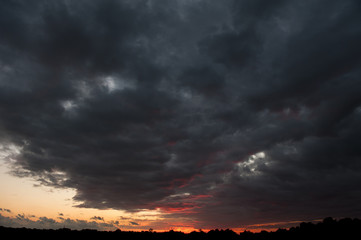  Dramatische Wolken mit Abendrot, Dorf Skyline, Holland