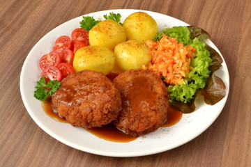 kotlet mielony z ziemniakami surówką i pomidorem 