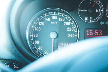 Amaturenbrett eines Sportwagens