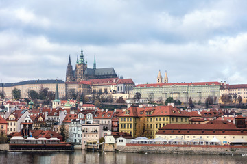 Fototapeta na wymiar Vue de la cathédrale et du centre historique de Prague
