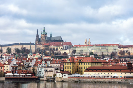 Vue de la cathédrale et du centre historique de Prague
