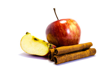 Apfel mit Zimtstange isoliert freigestellt auf weißen Hintergrund, Freisteller