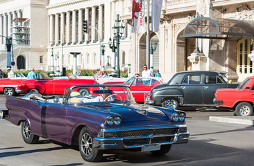 Amerikanischer blauer Ford Cabriolet Oldtimer auf der Strasse vor dem Gran Teatro in Havana City Cuba - Serie Cuba Reportage
