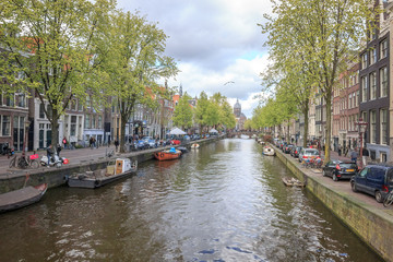 Fototapeta na wymiar Les canaux à Amsterdam