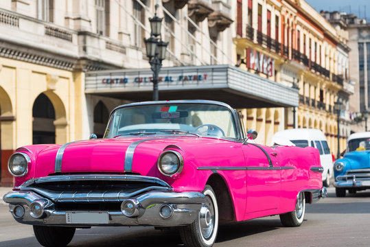 Amerikanischer pink Pontiac Cabriolet Oldtimer in Havana Cuba - Serie Cuba Reportage