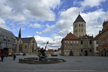 Gaukirche in Paderborn, Domplatz mit Neptunbrunnen, Gaukirche in Paderborn, Cathedral Square with Neptune Fountain © Robert