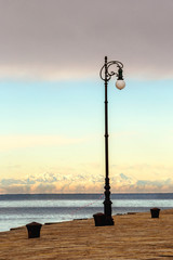 Obraz premium Audace pier with snowy mountains in the back