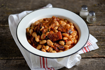 White beans stewed with smoked ribs, onions, carrots, garlic, red paprika, tomatoes and parsley.
