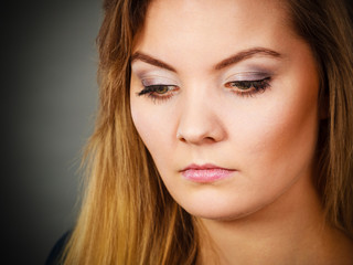 Naklejka premium Portrait blonde young woman having serious face expression