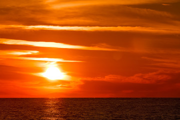 Obraz na płótnie Canvas Romantic sunset over the sea