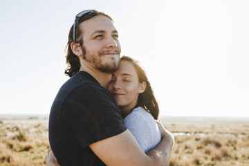 Obraz premium Couple hiking together in the wilderness