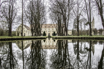 Fototapeta premium reflection of a branch abbey 