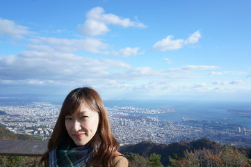 山から見た神戸の景色と女性