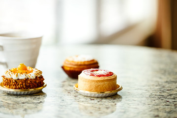 マグカップと焼き菓子でリラックス