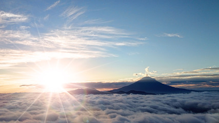 富士山と日の出と雲海 - obrazy, fototapety, plakaty