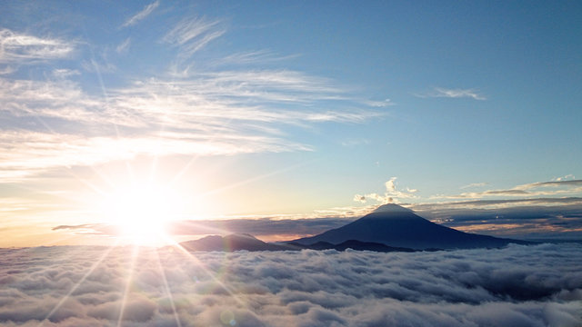 Fototapeta 富士山と日の出と雲海