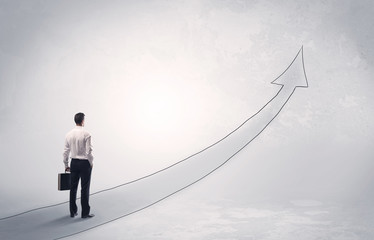 Obraz premium Business man standing on drawn arrow
