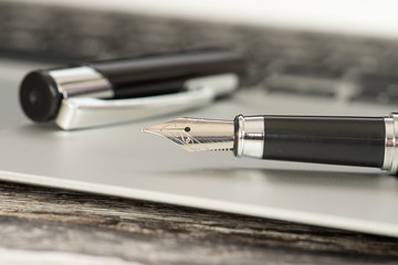 Ein Füllfederhalter auf einem Computer