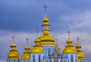 Fototapeta na wymiar Gilding the dome of the Orthodox cathedral against the blue sky
