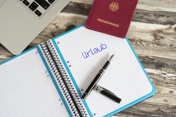 Ein Computer, deutscher Reisepass und Urlaub