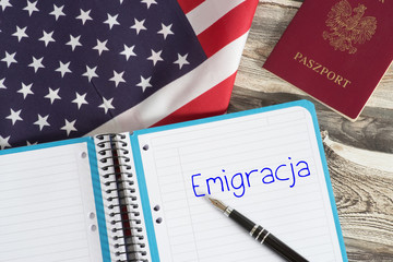 Ein polnischer Reisepass, Flagge von USA und das polnische Wort für Auswandern