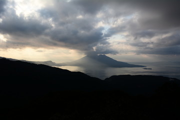 高原からの島