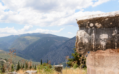 Fototapeta na wymiar decorated column at Delfi , Greece 