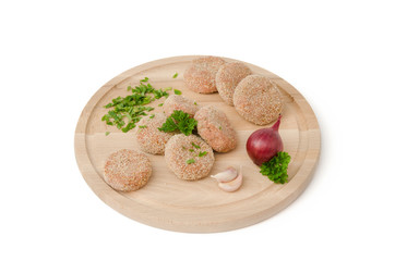 Fleischklößchen auf Holzbrett, Paniermehl