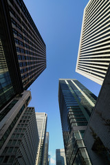 Fototapeta na wymiar 日本の東京都市風景「丸の内のビジネス街から青空を望む」縦写真