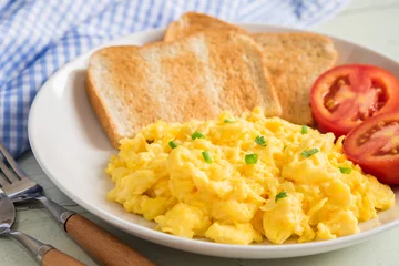 Fototapete Spiegeleier Scrambled egg served with toast and tomato