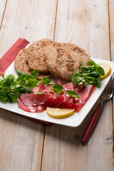 integral flat bread with bresola and salad