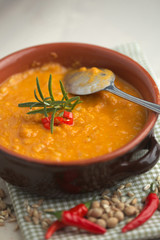 Zuppa di farro e ceci con rametto di rosmarino e peperoncino, piatto tradizionale della cucina italiana 