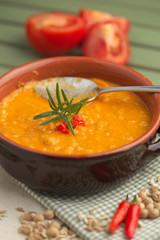 Zuppa di farro e ceci con rametto di rosmarino e peperoncino, piatto tradizionale della cucina italiana 