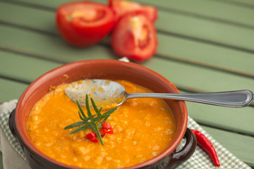 Zuppa di farro e ceci con rametto di rosmarino e peperoncino, piatto tradizionale della cucina italiana 