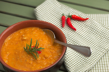 Zuppa di farro e ceci con rametto di rosmarino e peperoncino, piatto tradizionale della cucina italiana 