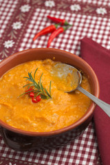 Zuppa di farro e ceci con rametto di rosmarino e peperoncino, piatto tradizionale della cucina italiana 