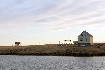 Haus auf Island in der Abendsonne