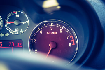 Amaturenbrett eines Sportwagens