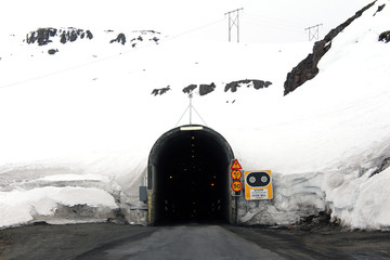 Tunnel durch Berg mit Schnee auf Island