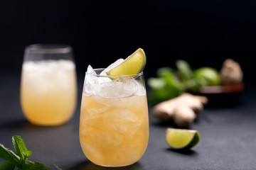 Frischer Cocktail zubereitet mit Ginger Beer, Limette und Eis
