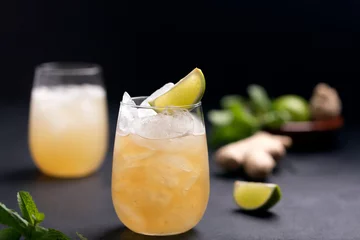 Photo sur Plexiglas Cocktail Cocktail frais préparé avec de la bière au gingembre, du citron vert et de la glace