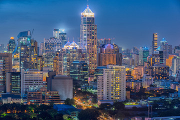 Obraz premium Bangkok sky line with huge park before sunset